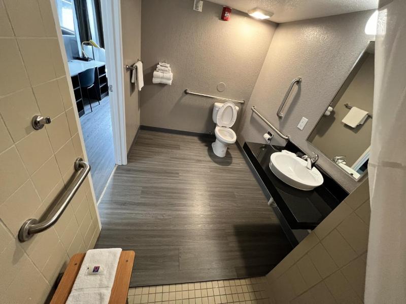 Queen Room - Disability Access - Non-Smoking image 4