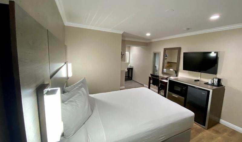 Queen Room with Roll-In Shower - Disability Access image 4