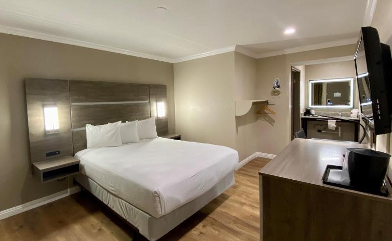 Queen Room with Roll-In Shower - Disability Access image 2