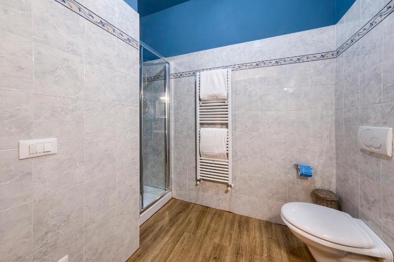 Queen Room with Balcony image 3