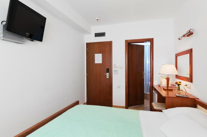 Double Room image 4
