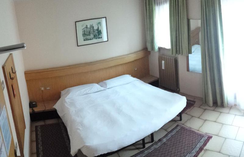 Double Room image 3