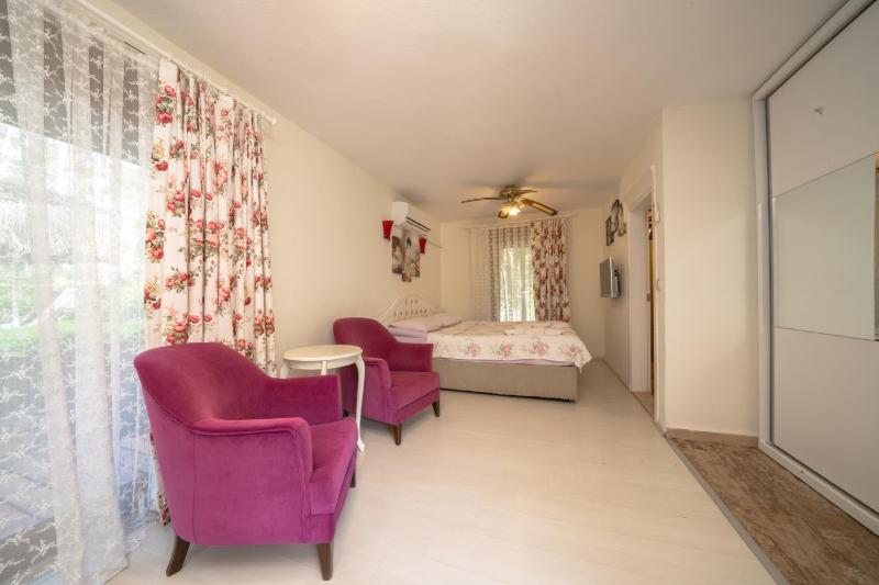 Double Room with Pool View image 2