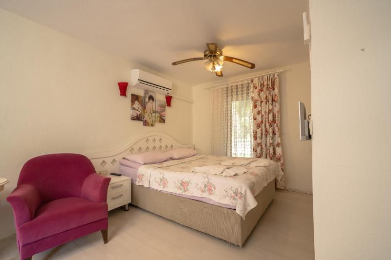 Double Room with Pool View image 3