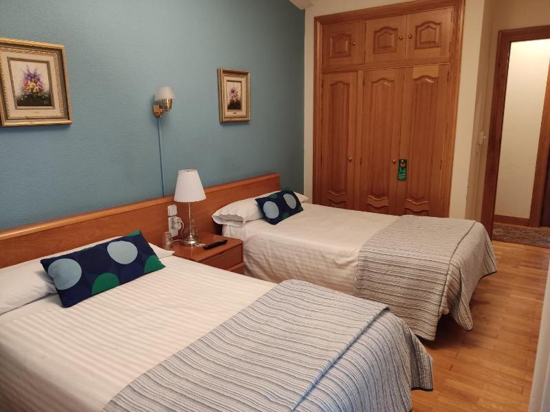 Standard Twin Room with Shared Bathroom image 3