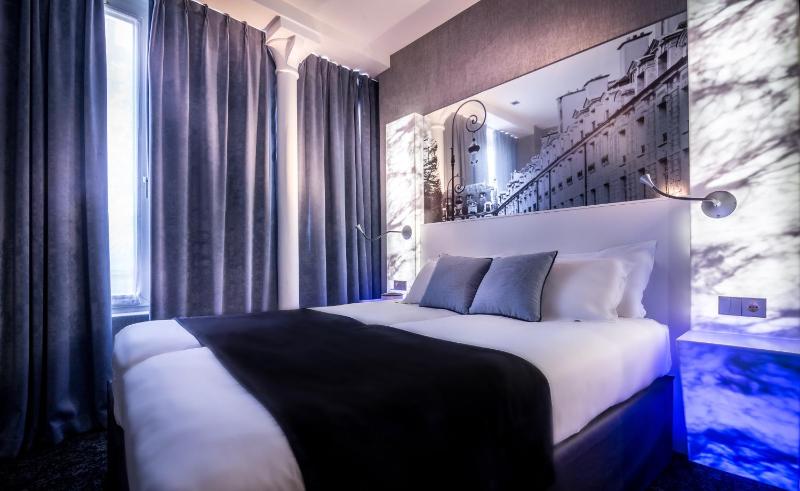 Classic Twin Room with Balcony image 3