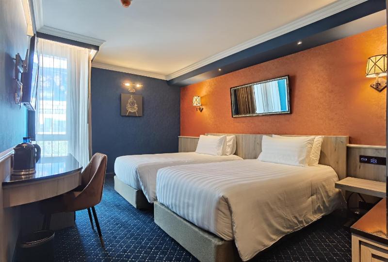 1st Class Coach - Twin Beds image 3