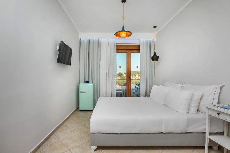 Double Room with Pool View image 1
