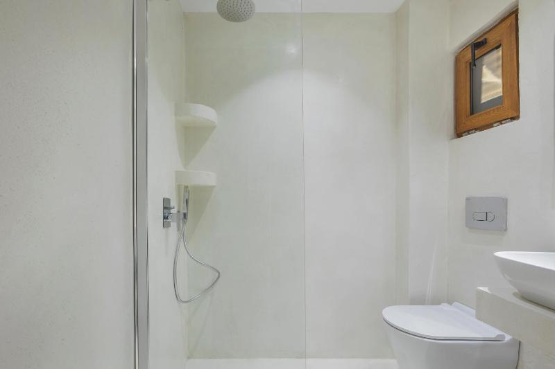 Double Room with Pool View image 2