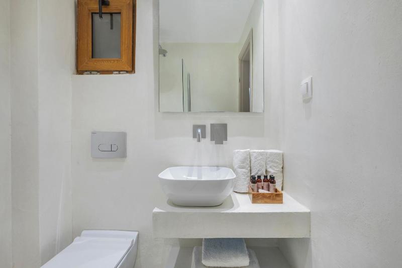 Double Room with Pool View image 3