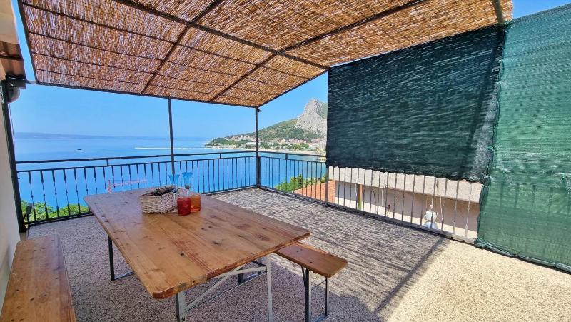 Studio Apartment with Sea View image 1