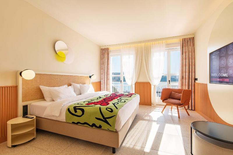 Superior Double or Twin Room with Sea View image 1