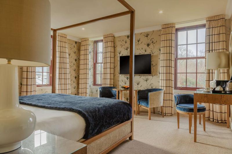 Residence Four Poster  image 4