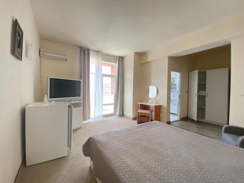 Double Room image 3