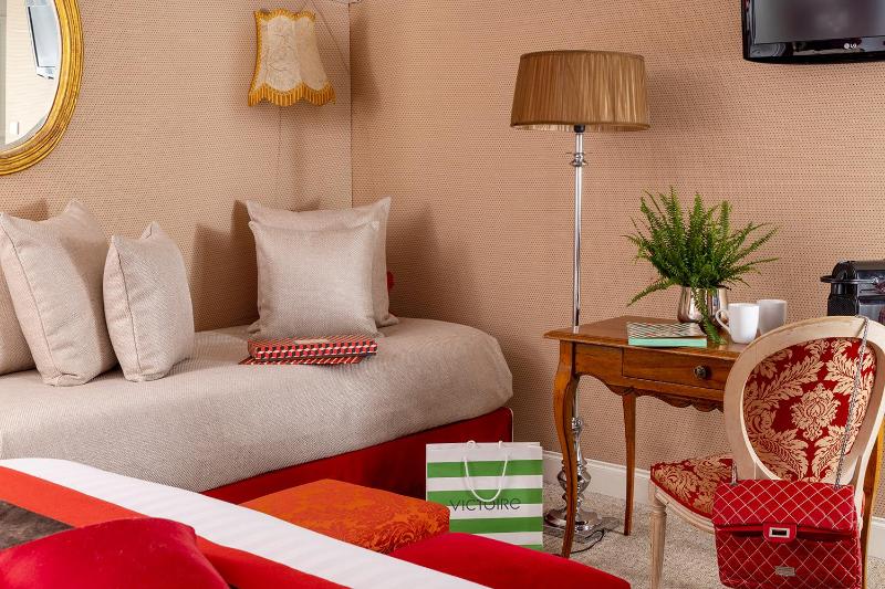 Deluxe Room image 3
