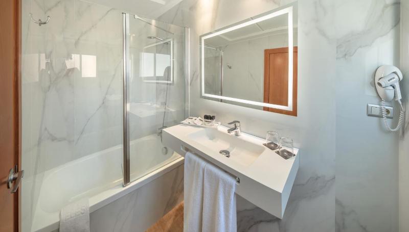 Superior Twin Room with Terrace (2 Adults) image 3