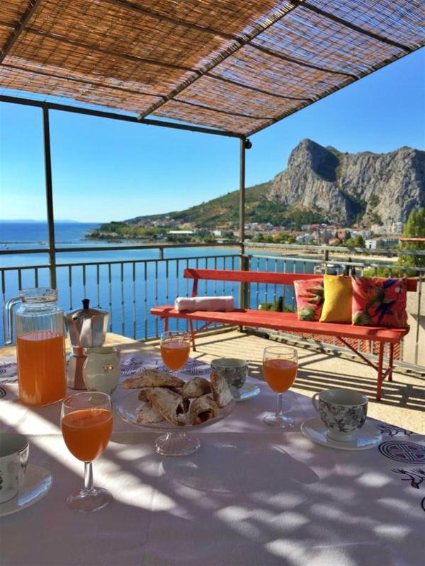 Studio Apartment with Sea View image 4