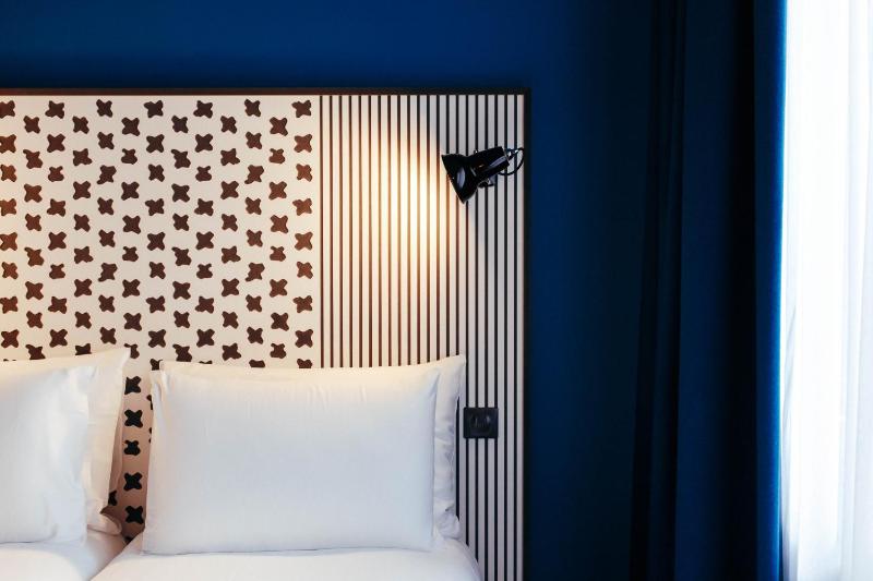 Deluxe Double Room image 2