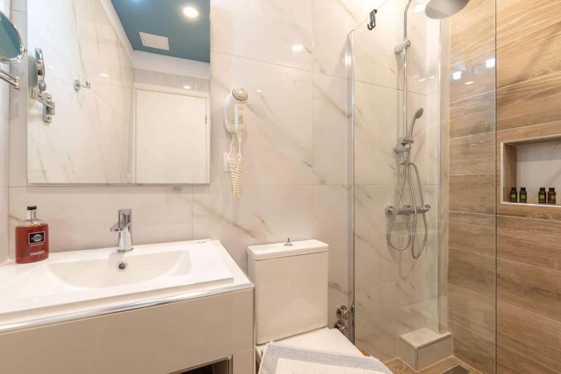 Superior Triple Room with Sea View image 4