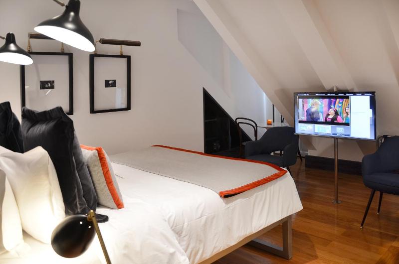 Double Mansard Room with City View image 4