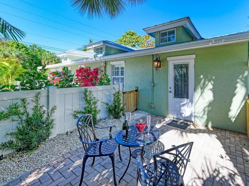 Turtle Tyme: Dog Friendly Pool Putting Green 2 Blocks to Beach by Anna Maria Life - image 14