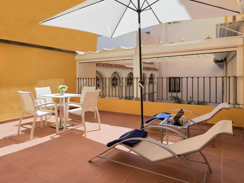 Family Room (2 Adults + 2 Children) image 3