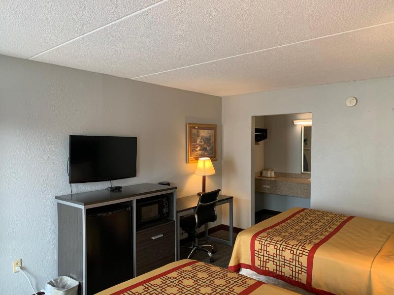 Pigeon Forge Parkway Inn - image 33