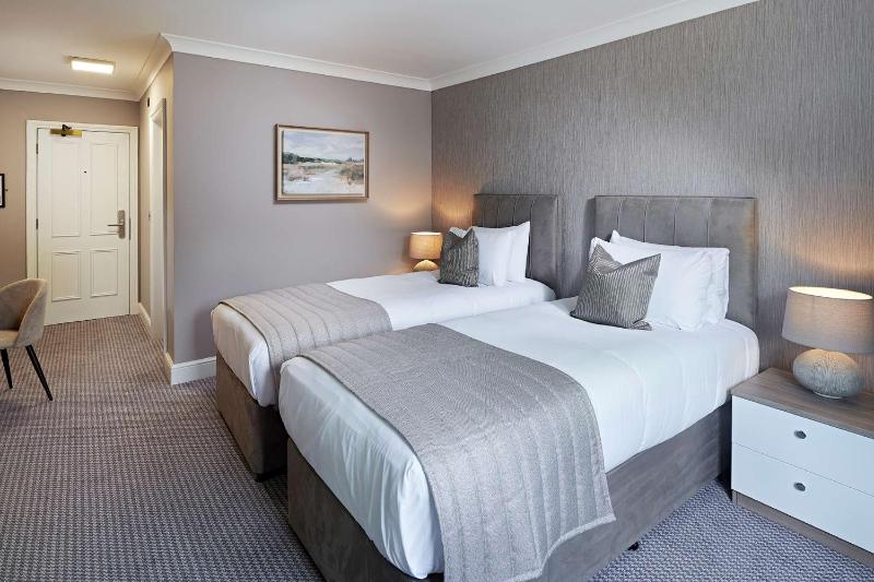 Classic Twin Room image 3