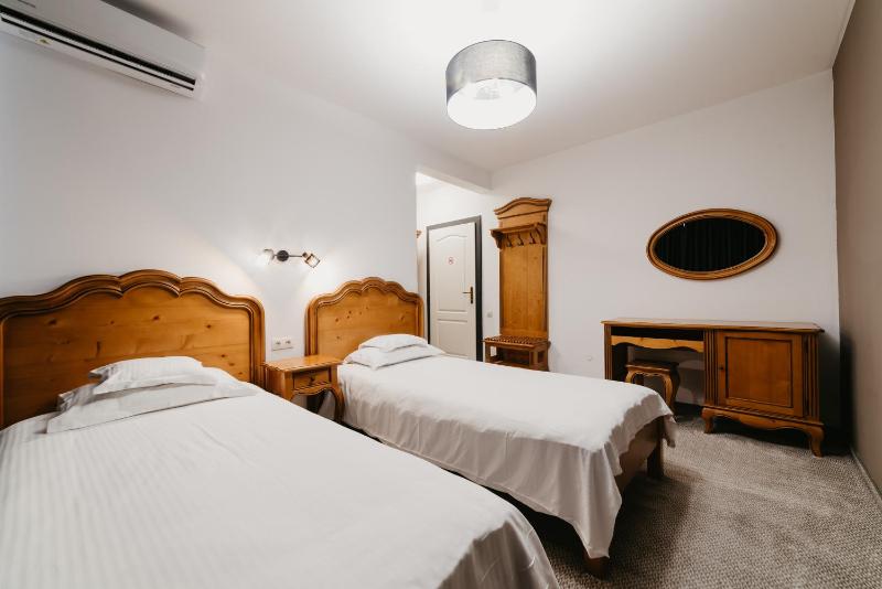 Twin Room image 3
