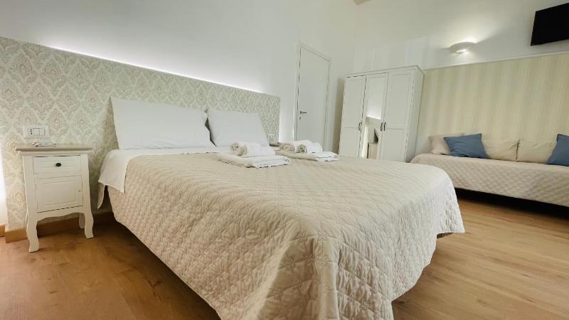 Deluxe Double Room image 4