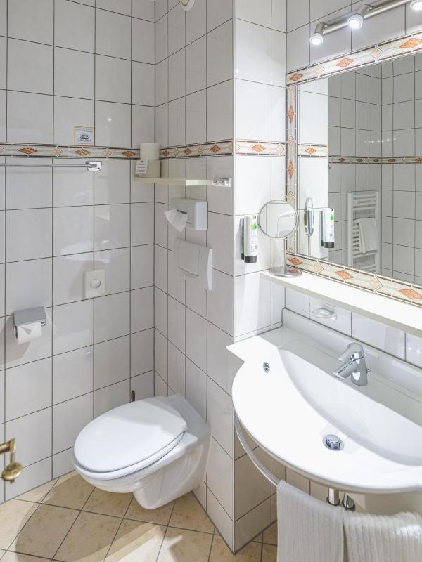 Single Room with Shower image 4