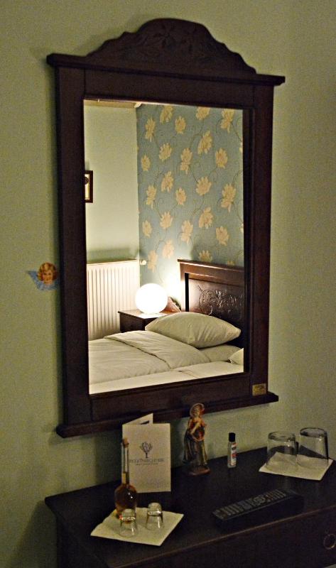 Twin Room image 4