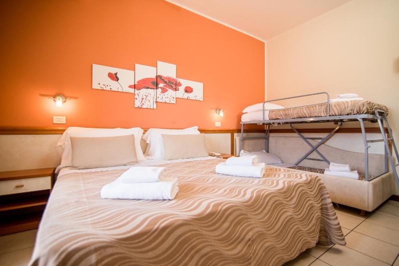 Comfort Quadruple Room image 1