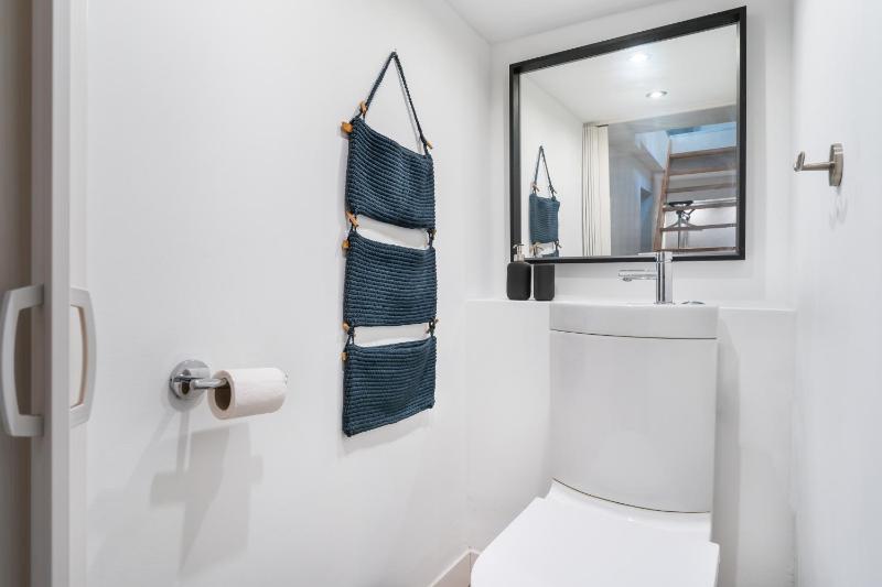 One-Bedroom Apartment image 3