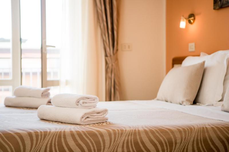 Deluxe Double or Twin Room image 2