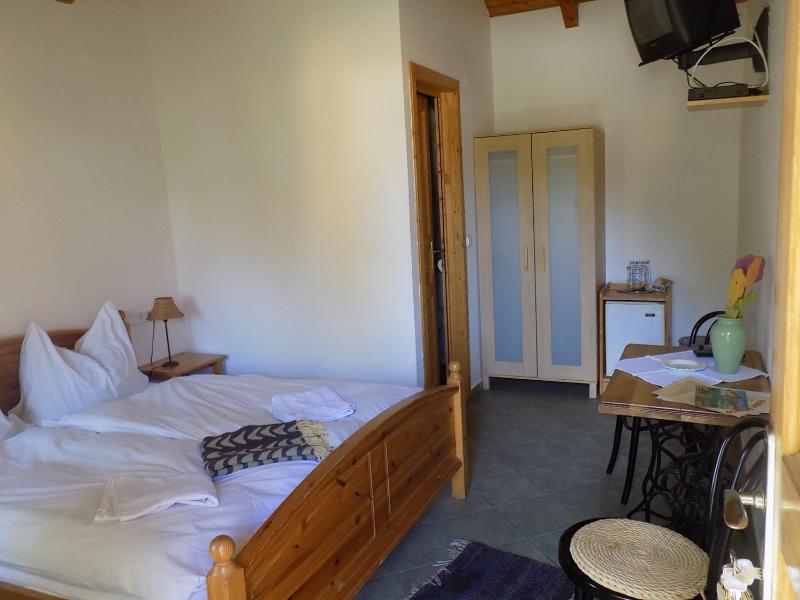 Twin Room with Bathroom image 3