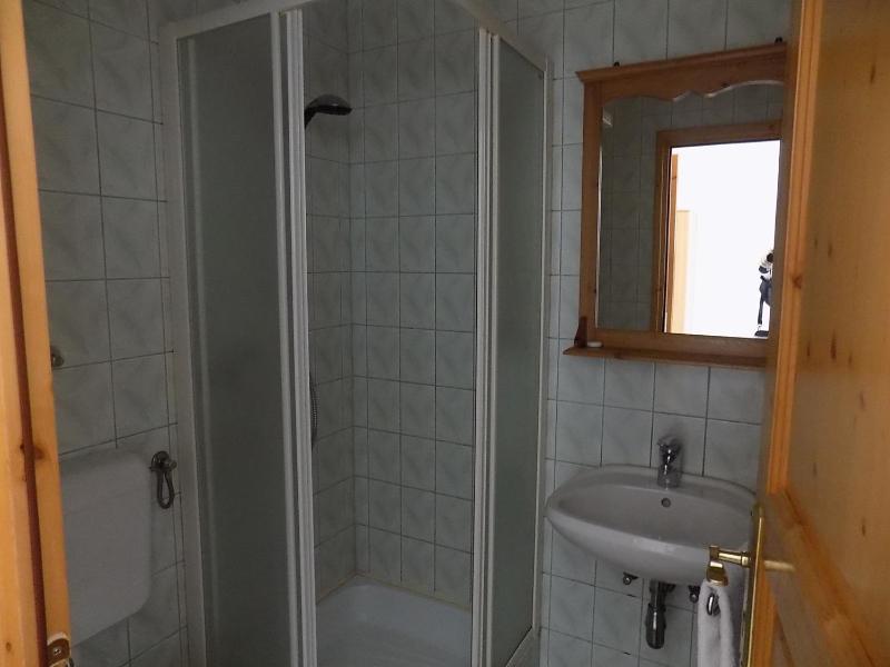 Twin Room with Bathroom image 2