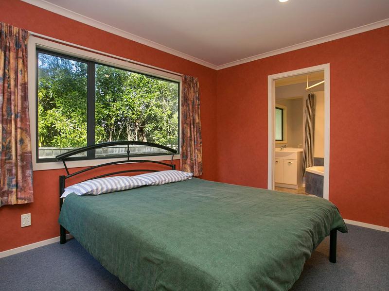 Laid Back on Lakewood - Taupo Holiday Home - image 2