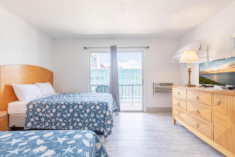 Double Room with Balcony image 2