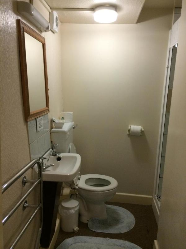 Single Room with Shared Bathroom image 3