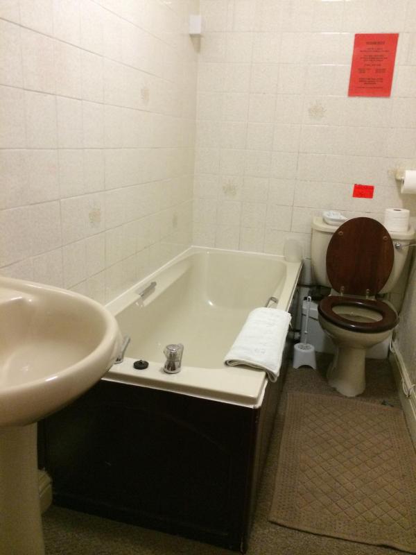 Single Room with Shared Bathroom image 2