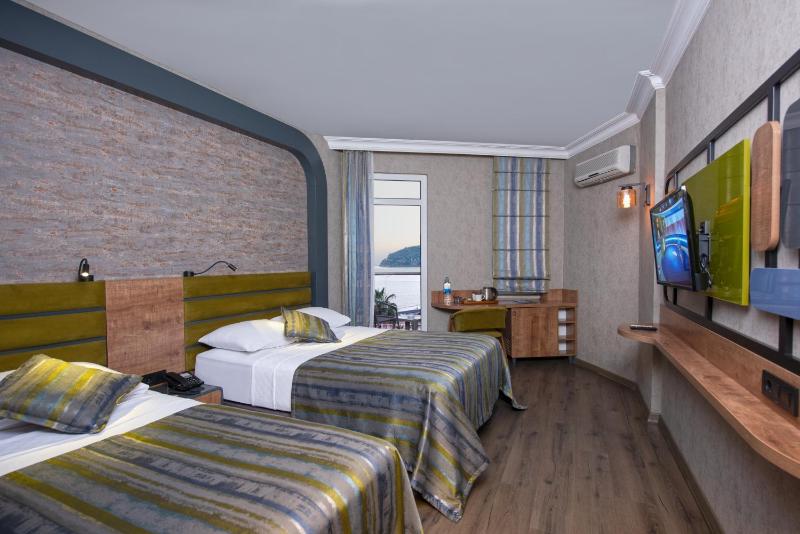 Superior Double or Twin Room with Sea View image 1