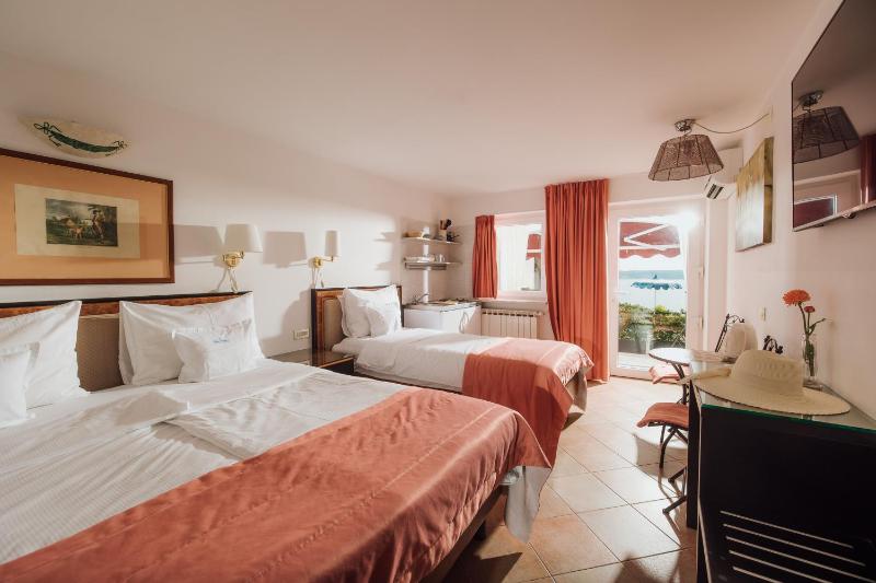 Standard Triple Room with Patio and Sea View image 3