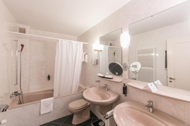 Superior Double Room image 4