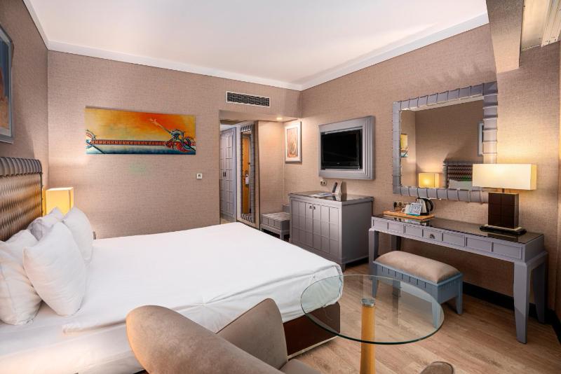 Deluxe Room image 3