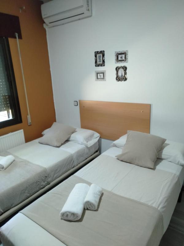 Standard Twin Room with Shared Bathroom image 2