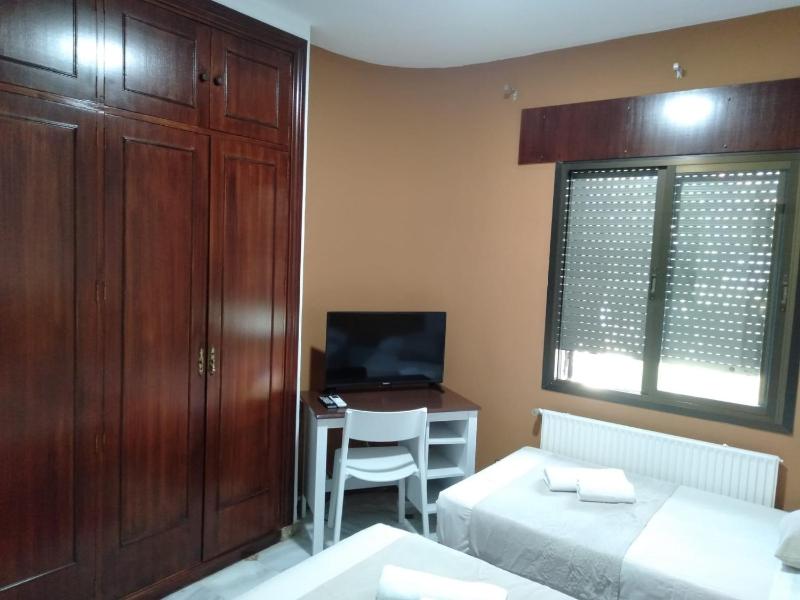 Standard Twin Room with Shared Bathroom image 3