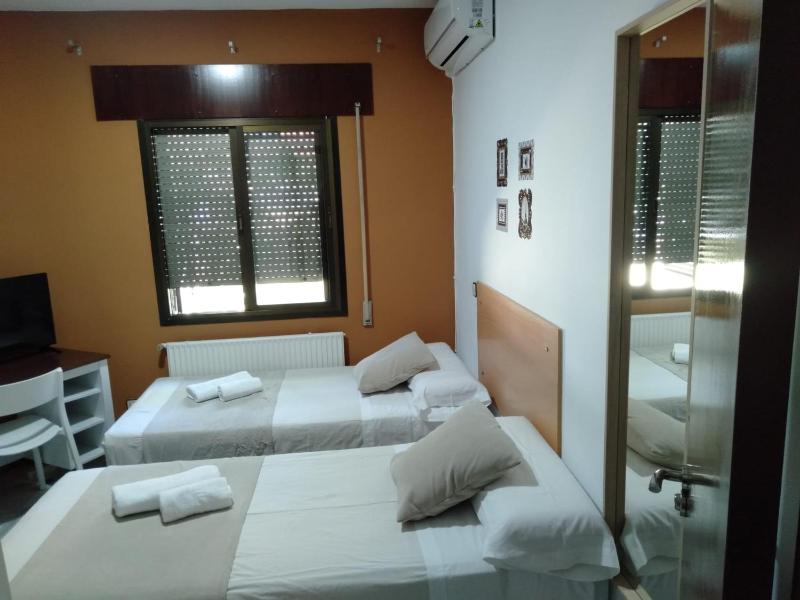 Standard Twin Room with Shared Bathroom image 4