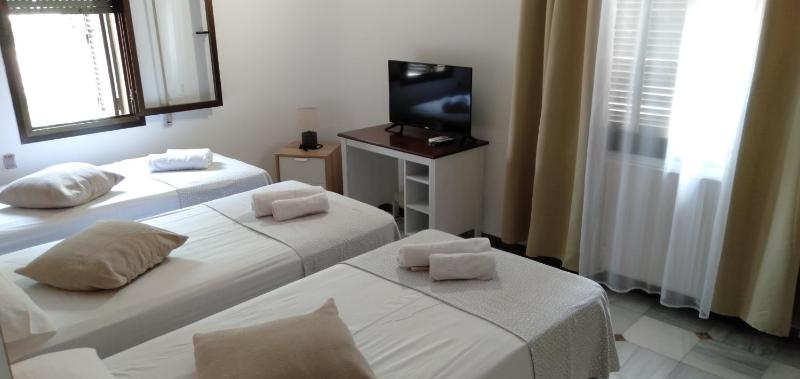 Basic Triple Room with Shared Bathroom image 4