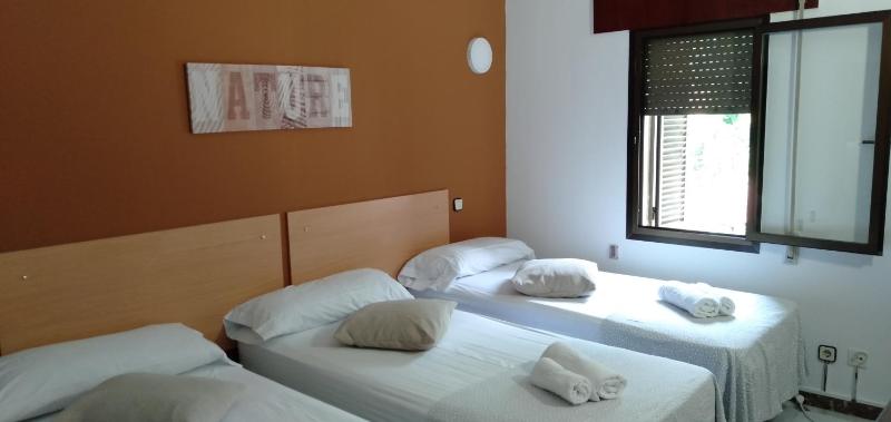 Basic Triple Room with Shared Bathroom image 3